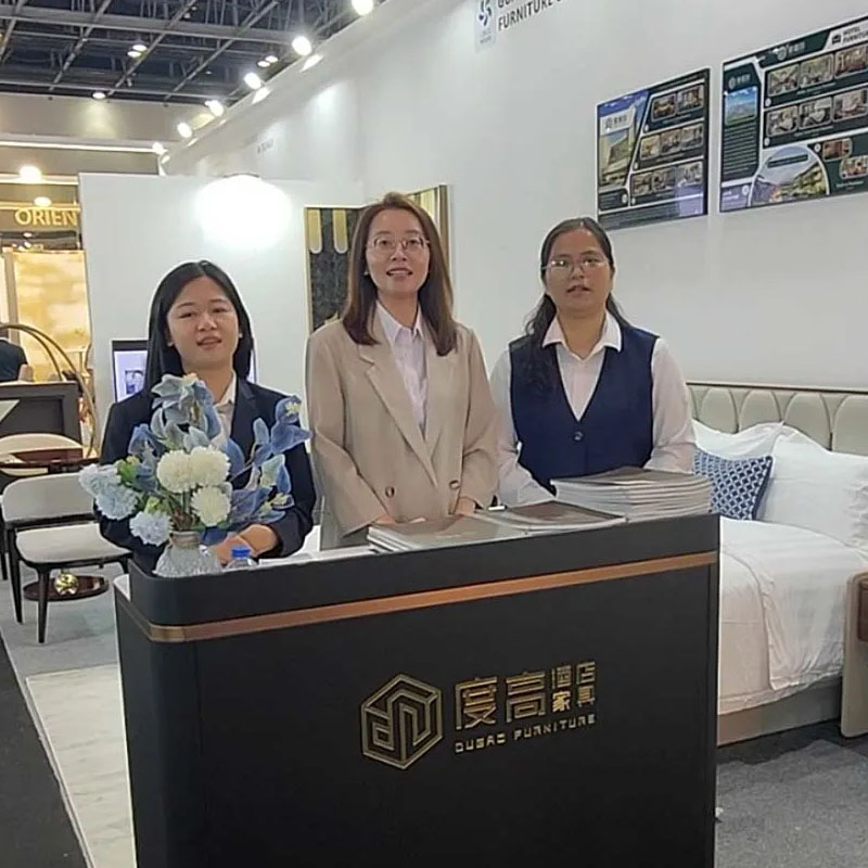 The foreign trade team took a group photo during their exhibition trip to Dubai.