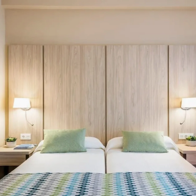 Deluxe Wooden King-sized Bedroom Furniture with Hotel-style Headboard