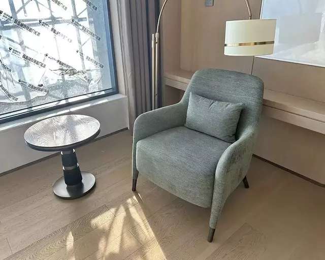 Modern Custom Linen Upholstered Hotel Accent Chair with Round Side Table