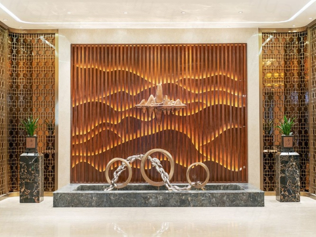 Custom Hotel Lobby Feature Wall & Decorative Sculpture Set
